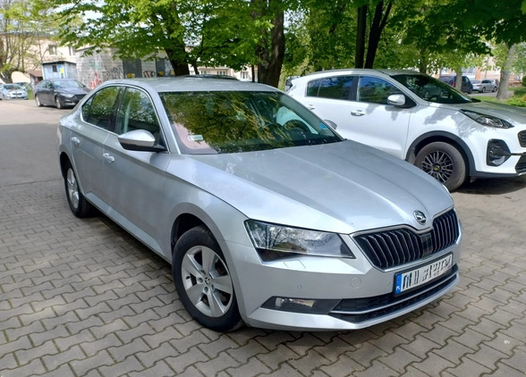 Skoda Superb cena 64000 przebieg: 186000, rok produkcji 2016 z Warszawa małe 106